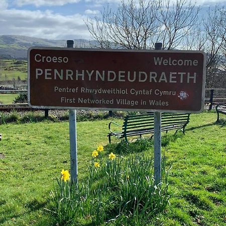 Snowdonia Rock Cottage - Cosy And Pet Friendly Penrhyndeudreath Eksteriør billede