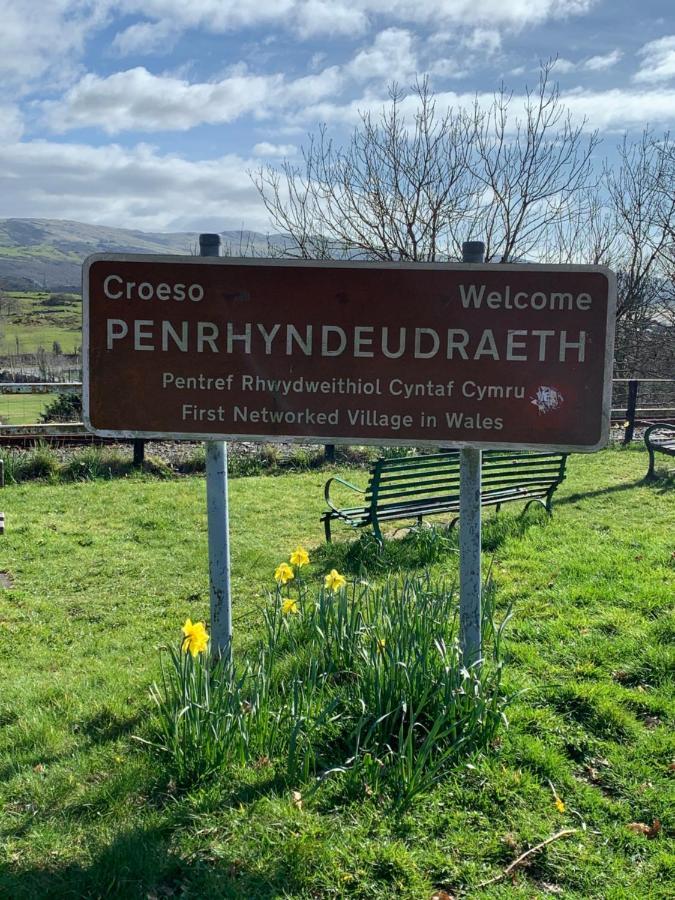 Snowdonia Rock Cottage - Cosy And Pet Friendly Penrhyndeudreath Eksteriør billede